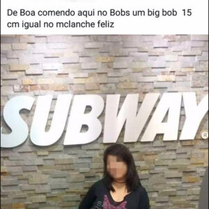 Uma mulher indecisa comendo