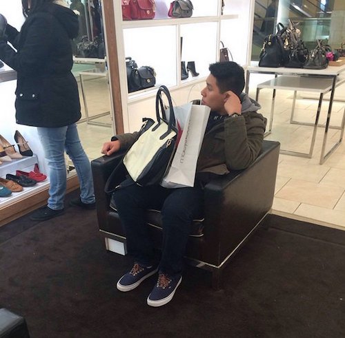homens esperando suas mulheres nas compras (1)