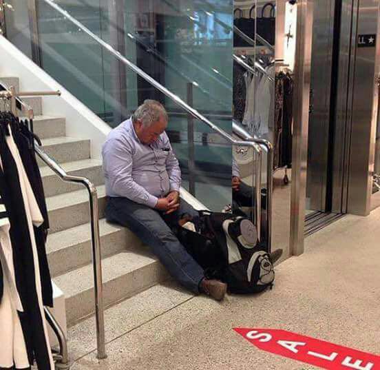 homens esperando suas mulheres nas compras (1)