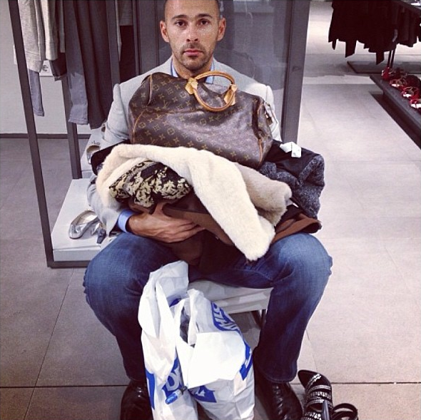 homens esperando suas mulheres nas compras (1)