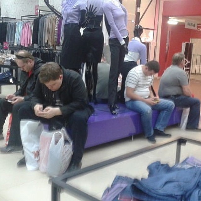 homens esperando suas mulheres nas compras (10)