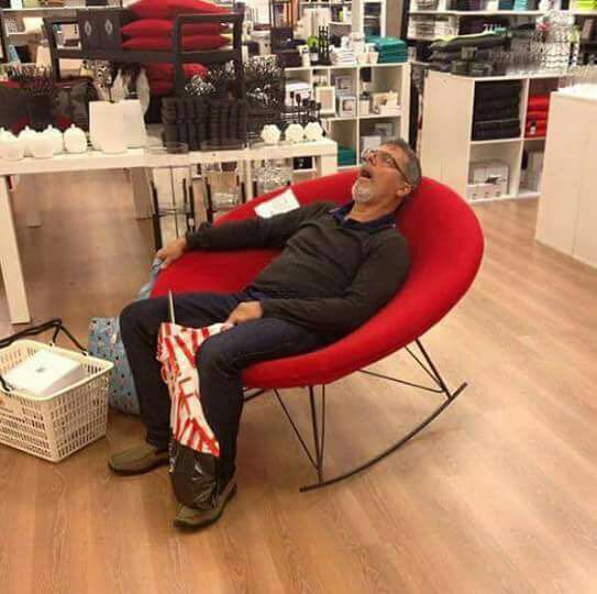 homens esperando suas mulheres nas compras (2)