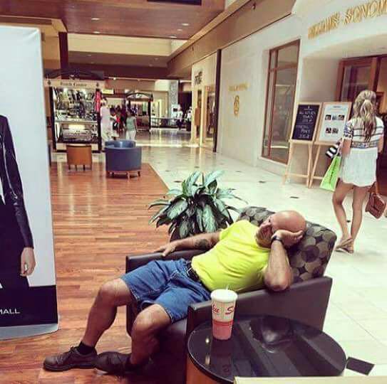 homens esperando suas mulheres nas compras (3)