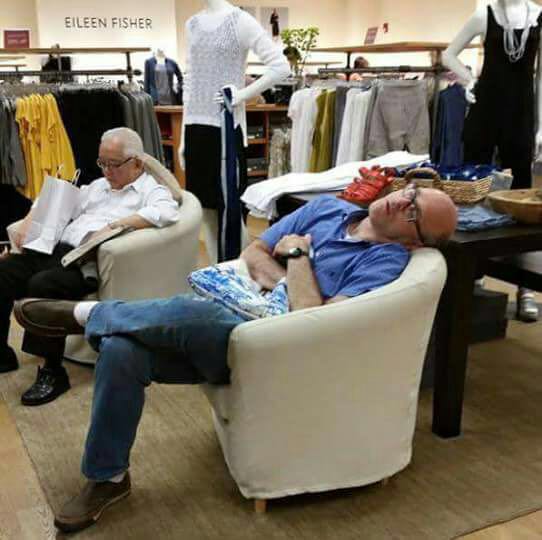 homens esperando suas mulheres nas compras (5)