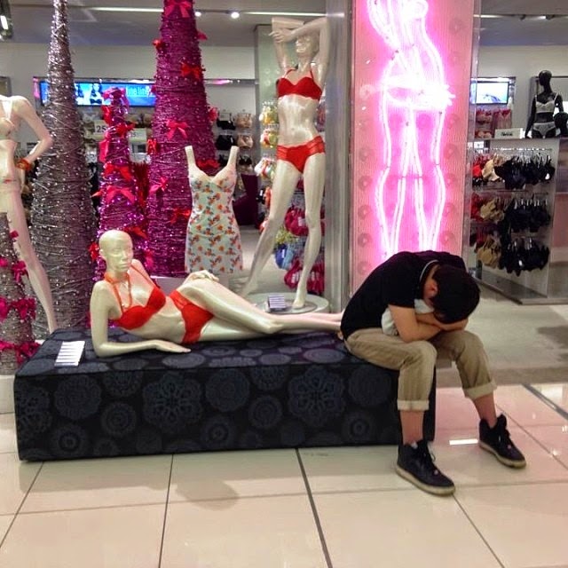 homens esperando suas mulheres nas compras (8)