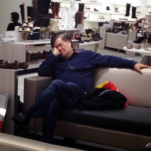 homens esperando suas mulheres nas compras (9)
