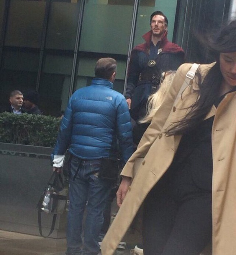 Beneditct Cumberbatch nas filmagens do filme Doutor Estranho