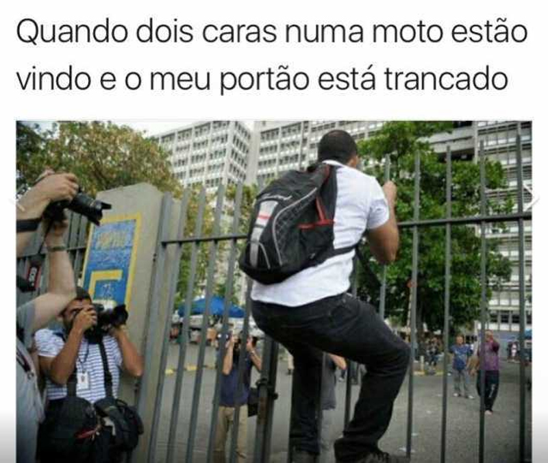 dois caras numa moto