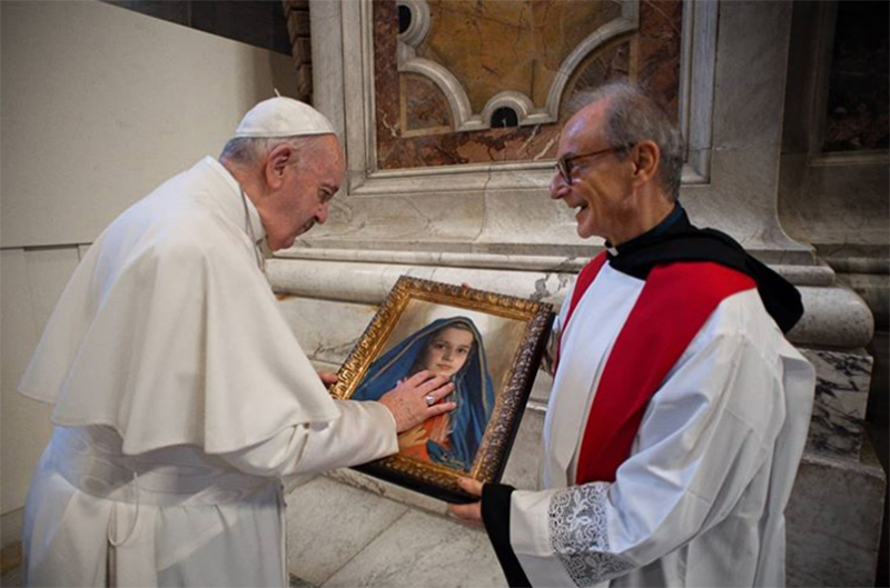 Papa Francisco aprecia os detalhes da obra 